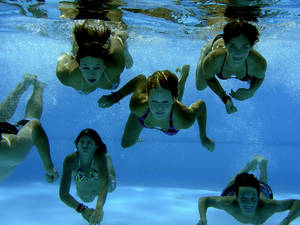 Jugendliche schwimmen unter Wasser