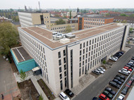 Gebäudekomplex der Region Hannover zwischen Hildesheimer Straße und Maschstraße aus einer leichten Vogelperspektive vom Dach der benachbarten Stadtbibliothek.