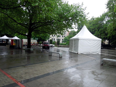 Auf dem Georsplatz in Hannover stehen weiße Zelte. Regen setzt den Platz unter Wasser.