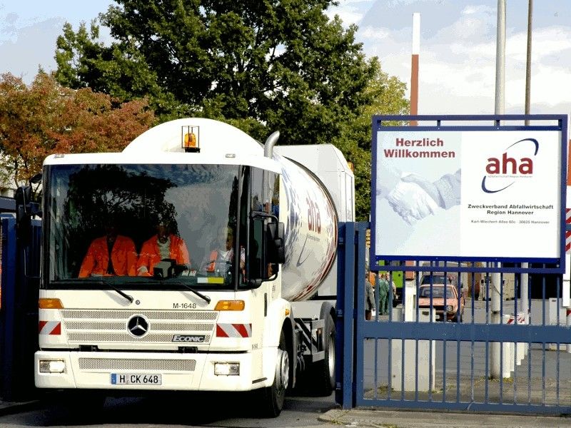 Ein Fahrzeug der Abafallwirtschaft Region Hannover (aha) verlässt das Betriebsgelände. Neben dem Fahrer sitzen zwei weitere Mitarbeiter in der Fahrerkabine.