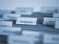 Ein beschriftetes Register zum Aufbewahren von Akten und Dokumenten. Lesbar ist die Beschriftung "Aufgaben"