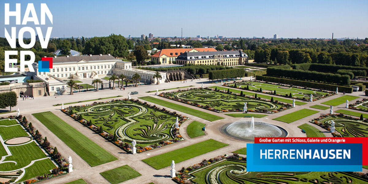 Der Große Garten in Herrenhausen aus der Luft betrachtet, im Bild sind auch das Schloss, die Galerie und die Orangerie
