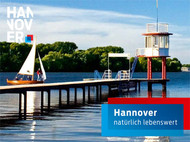 Ein mit einem Steg und einem Segelboot. Unten rechts der Schriftzug Hannover - natürlch lebenswert.