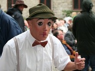 Ein Clown schaut in die Kamera und hält einen Daumen nach oben.