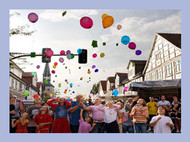 Kinder lassen Luftballons steigen