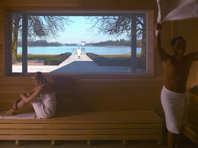 Eine Frau und ein Mann in einer Sauna.