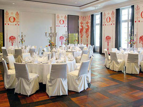 Ein Saal mit festlich gedeckten Tischen