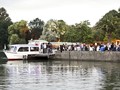 Gäste steigen auf ein Maschseeboot