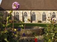 Blumen vor einem Kloster
