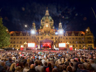 Menschenmenge vor dem Neuen Rathaus