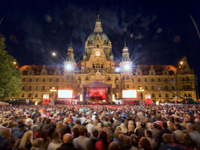 Menschenmenge vor dem Neuen Rathaus