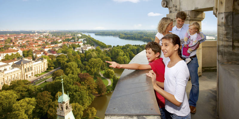 Kinder schauen vom Rathaus Turm.