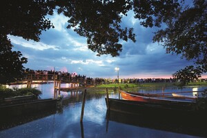 Menschen laufen eine Brücke am Steinhuder Meer entlang
