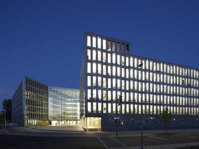 Hauptsitzgebäude der VHV am Abend