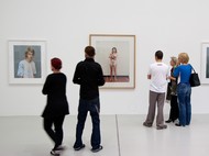 Menschen in einem Ausstellungsraum im Sprengel Museum
