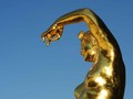 Eine der 18 Goldenen Figuren im Großen Garten