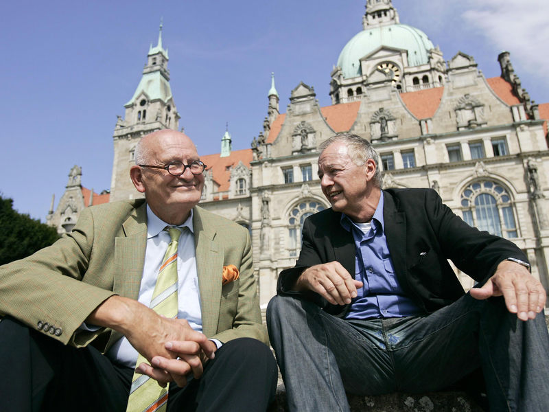 Herbert Schmalstieg und Michael Krische auf den Treppen hinter dem Neuen Rathaus