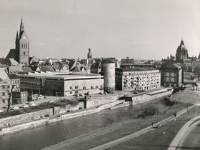 Historisches Museum mit Beginenturm, Klostergang. Im Hintergrund Turm der Marktkirche, Turm der Aegidienkirche und Neues Rathaus. Erhöhter Blickwinkel vom Preussag-Gebäude am Leibnizufer.
Foto: Heinz Koberg 