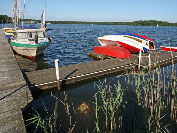 Blick auf einen Bootsanleger am Altwarmbüchener See, 