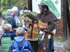 Besucher beim Tiergartenfest mit einem verkleideten Darsteller