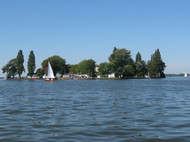 Insel Wilhelmstein im Steinhuder Meer an einem Sommertag mit blauem Himmel