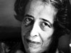 Portraitfoto von Hannah Arendt in Graustufen