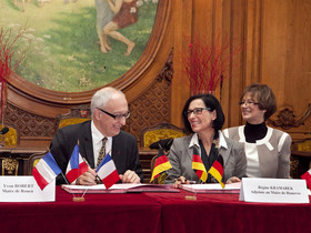 Yvon Robert und Regine Kramarek bei der Unterzeichnung des Memorandums