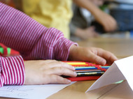 Kinderhände sortieren Stifte