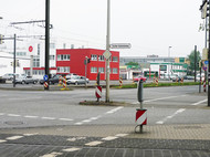 Die Verkehrskreuzung Vahrenwalder Straße/Großer Kolonnenweg, an einer Ampel warten einige Autos