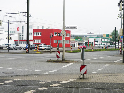 Die Verkehrskreuzung Vahrenwalder Straße/Großer Kolonnenweg, an einer Ampel warten einige Autos
