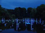 Eine bunte Lichtinstallation auf dem Maschteich hinter dem Neuen Rathaus