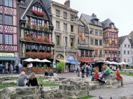 Jugendliche auf dem Marktplatz von Rouen