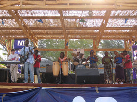 Musiker und Musikerinnen auf einer Open-Air-Bühne in Malawi