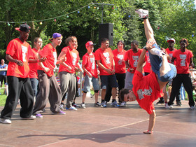 Eine Gruppe Jugendlicher beim Breakdance auf dem Fest der Kulturen in Hannover
