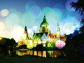 Das Neue Rathaus vom Maschpark aus gesehen, erleuchtet in bunten Farben