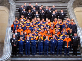 Foto von den versammelten Mannschaften der hannoveraner Jugendfeuerwehr und Ihren Betreuer/innen auf der Rathaustreppe