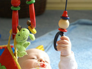Baby untersucht Spielzeug