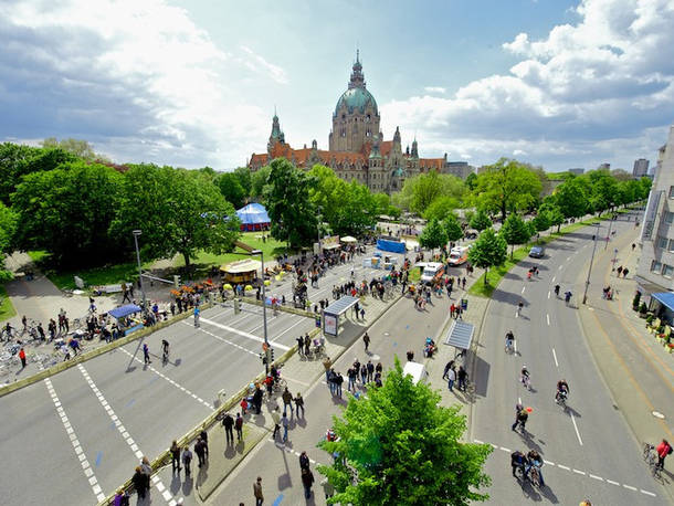 Neues Rathaus mit Straßenansicht am autofreien Tag 2011