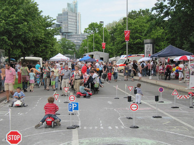 Fussgänger und Bobbycars auf dem Friedrichswall