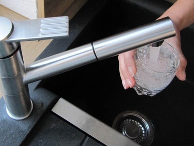 Ein Glas Wasser aus dem Wasserhahn