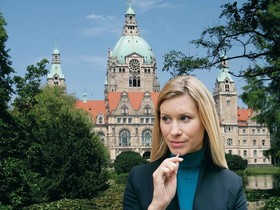 Geschäftsfrau vor Rathaus