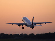 Flugzeug beim Abflug in der Abendsonne
