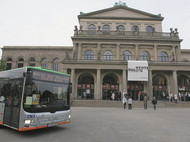 Ein GVH-Bus fährt an dem Opernhaus in Hannover vorbei.
