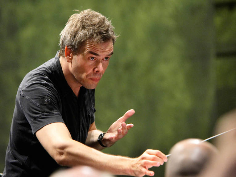 Hannu Lintu dirigiert
