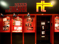 Der Eingang des Neuen Theaters in Hannover mit Schaukästen.