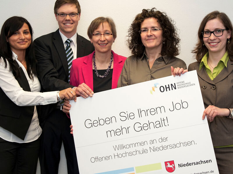 Mehrere Menschen, die ein Plakat in den Händen halten