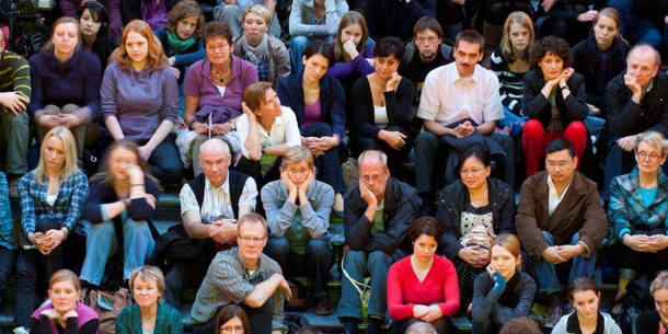 Viele sitzende Menschen