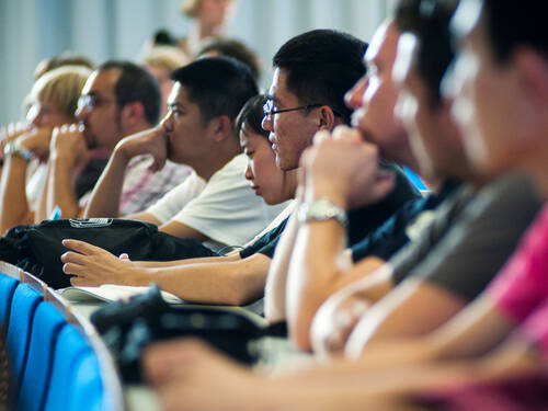 Junge Menschen in einem großen Raum