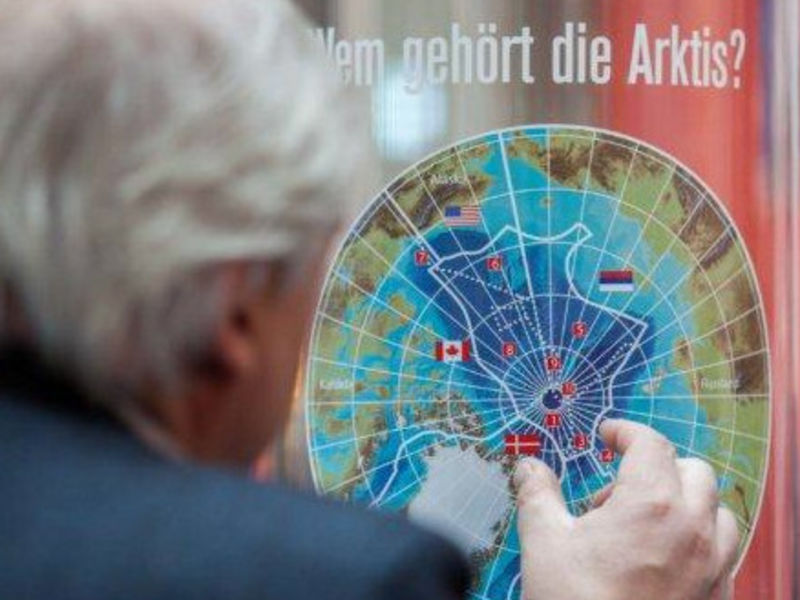 Ein Mann schaut sich eine Karte an.