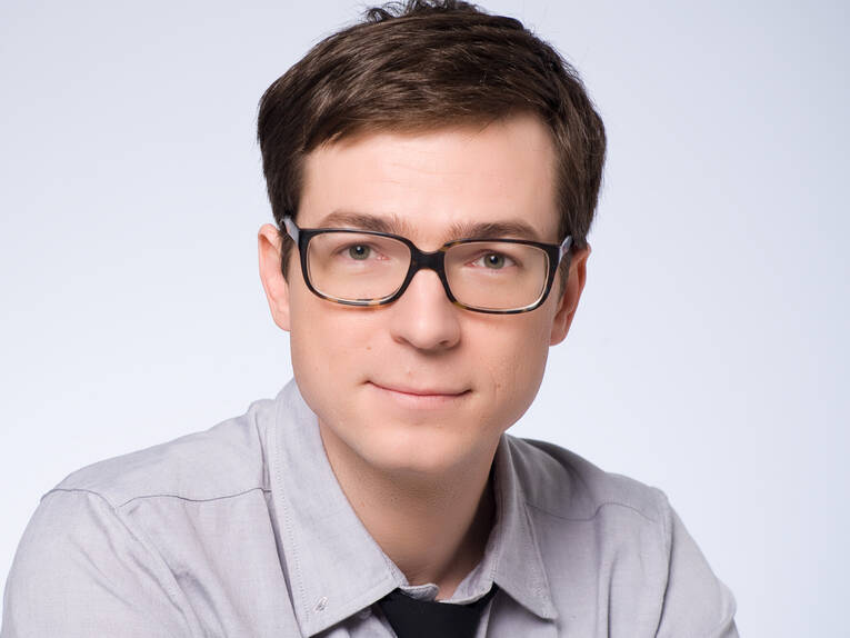 Porträt von einem Mann mit Brille.